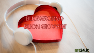 Un cuore rosso con un messaggio scritto a mano, simbolo di amore e positività, pronto a diffondere calore e affetto in questo giovedì luminoso.