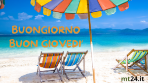 Una distesa di mare azzurro con onde che si infrangono delicatamente, evocando pace, serenità e il potere rigenerante dell'acqua.