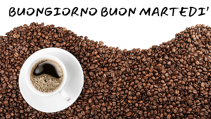 Tazza di caffè con un messaggio di buongiorno e buon martedì, pronto per iniziare la giornata con energia.