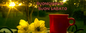Tazza di caffè fumante accanto a una finestra che lascia entrare i primi raggi di luce del mattino, simbolo di un buon sabato mattina."