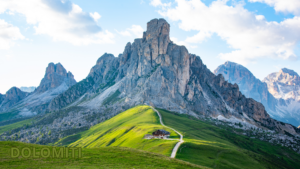 Dolomiti, destinazione ideale per trekking con viste mozzafiato e percorsi avventurosi."