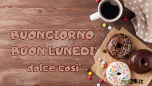 "Tazza di caffè caldo e una ciambella per una carica di energia mattutina."