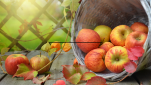 Una selezione di mele fresche, evidenziando il loro contenuto di fibre, vitamine e antiossidanti, che favoriscono una digestione sana e supportano la salute del cuore.