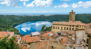 Nemi, situato sulla riva di un lago vulcanico nel Lazio .Famoso per le sue fragoline di bosco e le vedute panoramiche sul lago, il borgo offre passeggiate tranquille e ristoranti deliziosi.