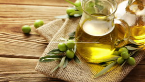 Bottiglia di olio d'oliva extravergine, illustrando il suo ricco contenuto di acidi grassi monoinsaturi e antiossidanti benefici per il cuore e la salute generale tra i migliori superfood italiani