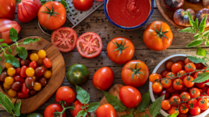 Pomodori rossi e maturi, mostrando la loro abbondanza di licopene e vitamine A e C, ideali per una dieta sana e ricca di antiossidanti.