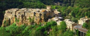 Calcata, un incantevole villaggio medievale nel Lazio, è il luogo ideale per una fuga romantica in Italia. Con le sue strette stradine in pietra, gallerie d'arte uniche e viste mozzafiato sulla valle del Treja, questo borgo offre un'atmosfera magica e tranquilla, perfetta per momenti di intimità lontani dal caos."