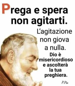 Immagine festiva per celebrare San Pio da Pietrelcina con la sua famosa frase: 'Prega, spera e non preoccuparti.'
