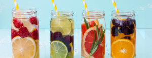 Smoothie detox con frutti rossi ricchi di antiossidanti per la salute della pelle