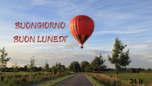 Mongolfiera che vola all’inizio di un nuovo giorno e mese, simbolo di nuove esperienze e opportunità di settembre per far volare anche le nostre frasi di buongiorno