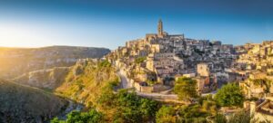 Matera, con i suoi storici 'Sassi' scavati nella roccia, è una meta romantica che affascina con la sua unicità e storia millenaria. Questa città patrimonio dell'umanità UNESCO regala panorami mozzafiato e un'atmosfera magica.