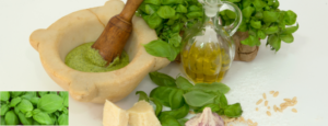 Il pesto alla genovese è un condimento tipico della Liguria, realizzato con basilico fresco, pinoli, aglio, parmigiano e olio extravergine d'oliva.