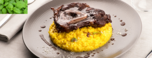 Il risotto alla milanese con ossobuco è un piatto tipico di Milano, famoso per il risotto allo zafferano cremoso abbinato all'ossobuco tenero e saporito. Un'esperienza culinaria autentica e ricca di gusto.