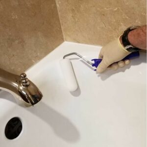 Sanitari del bagno riverniciati con vernice specifica per ceramica, mostrando un aspetto rinnovato e brillante.