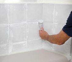 Piastrelle del bagno riverniciate, mostrando un nuovo finish brillante e uniforme che rinnova l’aspetto delle superfici.