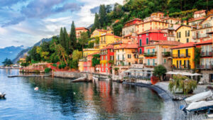 Varenna, situata sulla sponda orientale del Lago di Como, è una destinazione perfetta per una fuga romantica. Questo pittoresco villaggio offre passeggiate incantevoli lungo il lungolago, viste spettacolari sul lago e montagne circostanti, e ristoranti eleganti con panorami mozzafiato. Ideale per un weekend all'insegna della serenità e del romanticismo."