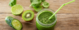 Smoothie verde con verdure disintossicanti, ricco di fibre e vitamine.