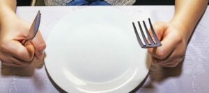 L'esclusione dal pasto scolastico non colpisce solo il corpo, ma anche il cuore dei più piccoli.