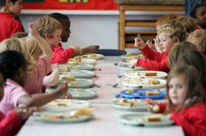 Il momento del pranzo scolastico: un diritto fondamentale per ogni bambino, al di là delle difficoltà economiche delle famiglie